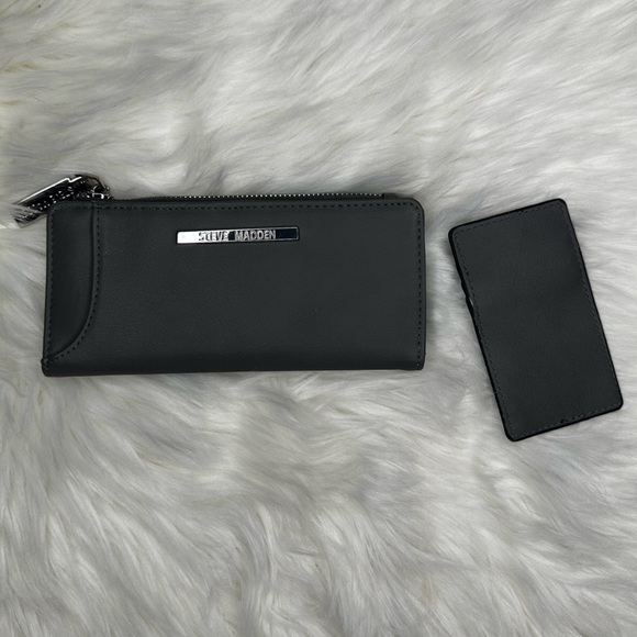 Steve Madden Gray wallet with zipper and button close - Picture 1 of 4
